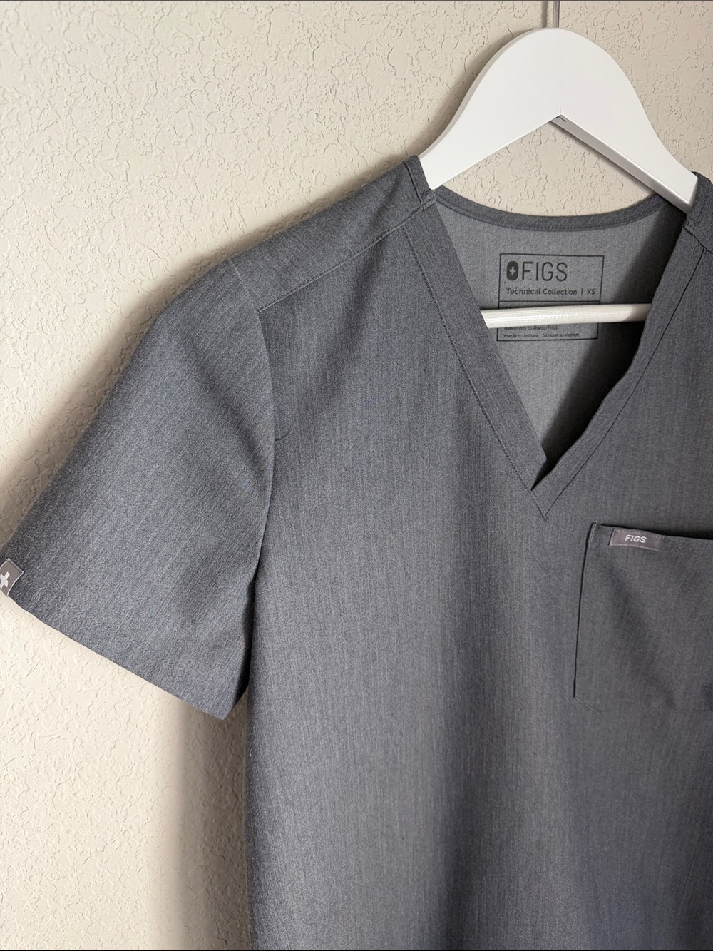 Figs Women’s V-Neck Scrub Top - Heather Gray